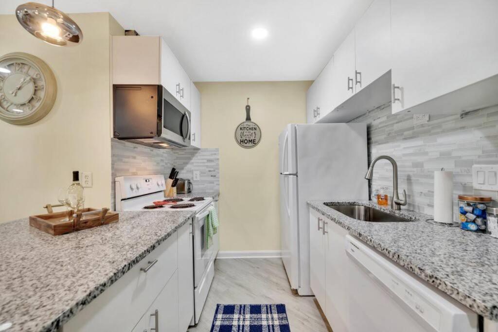 Cozy 2 Bedroom Duplex In Charlotte, Jacuzzi, Sleeps 6 Plus 2 Dış mekan fotoğraf