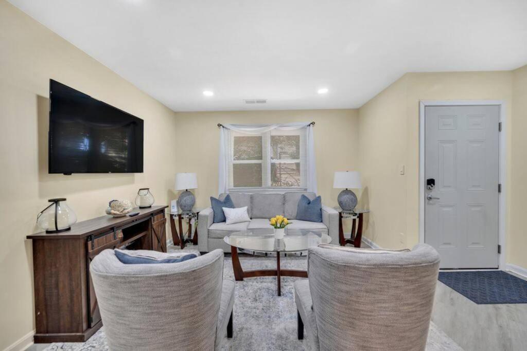 Cozy 2 Bedroom Duplex In Charlotte, Jacuzzi, Sleeps 6 Plus 2 Dış mekan fotoğraf