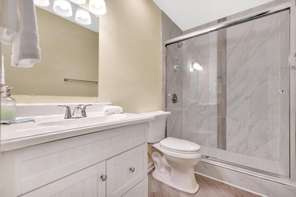 Cozy 2 Bedroom Duplex In Charlotte, Jacuzzi, Sleeps 6 Plus 2 Dış mekan fotoğraf