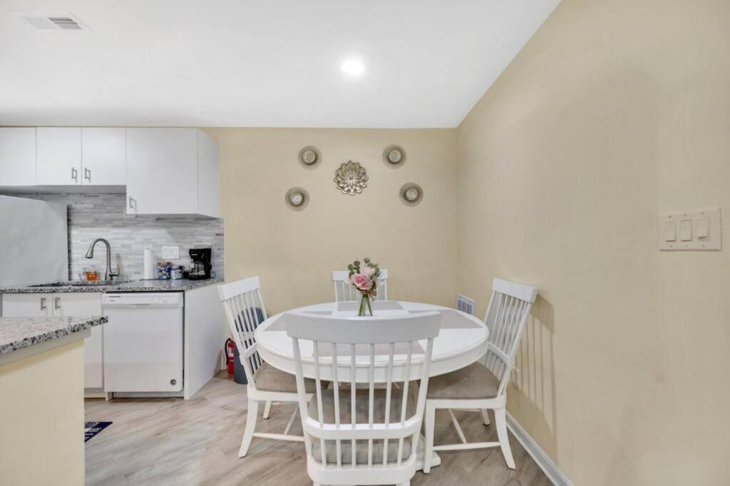 Cozy 2 Bedroom Duplex In Charlotte, Jacuzzi, Sleeps 6 Plus 2 Dış mekan fotoğraf