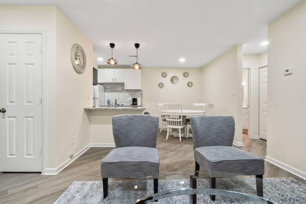 Cozy 2 Bedroom Duplex In Charlotte, Jacuzzi, Sleeps 6 Plus 2 Dış mekan fotoğraf