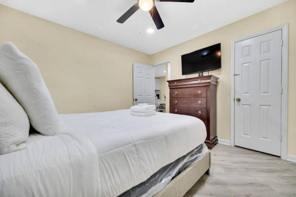 Cozy 2 Bedroom Duplex In Charlotte, Jacuzzi, Sleeps 6 Plus 2 Dış mekan fotoğraf