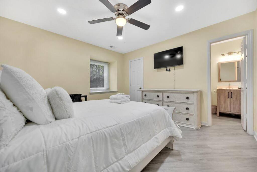 Cozy 2 Bedroom Duplex In Charlotte, Jacuzzi, Sleeps 6 Plus 2 Dış mekan fotoğraf